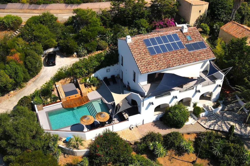 Villa avec panneaux solaires